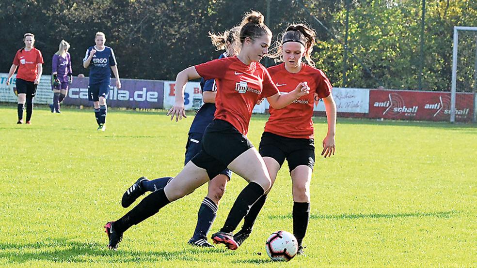 Lissa Even (vorne) und der SV Ems Jemgum hielten die Wilhelmshavenerinnen weitestgehend vom eigenen Tor fern.  © Foto: Ammermann