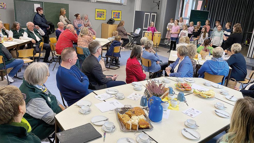Schüler der 4. Grundschulklasse sangen am Sonnabend im Mehrzweckraum der Schule zur Eröffnung der Ausstellung »Altes Handwerk und Hobbys von heute«.  © Fotos: Kuper