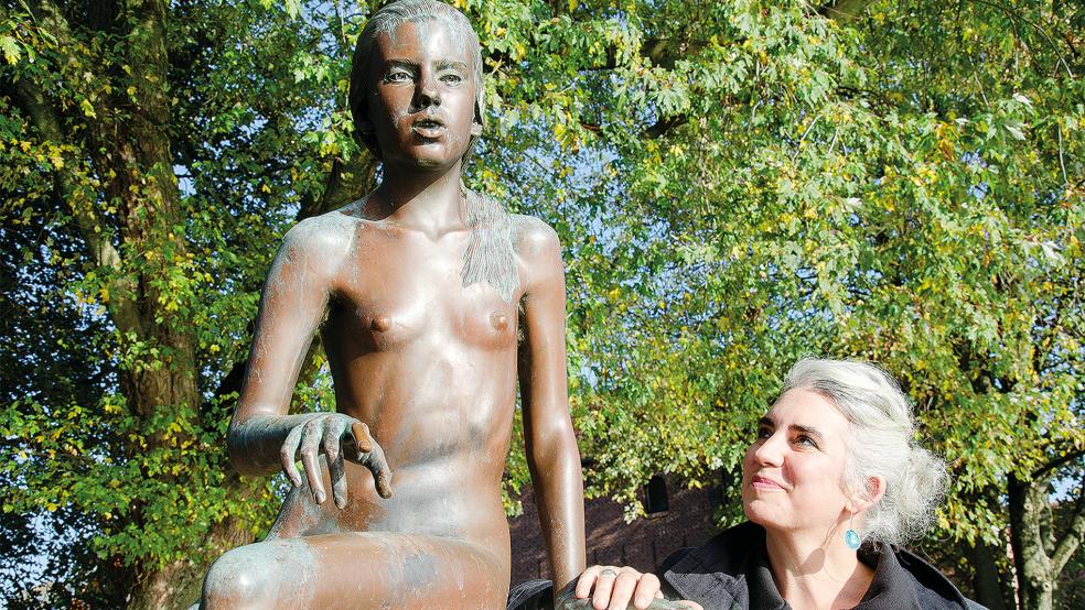Katharina Birch und das Meerwiefke im Leeraner Skulpturengarten.  © Foto: Hanken