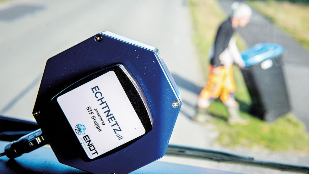 Ein Sensor auf dem Armaturenbrett eines Müllfahrzeuges misst die Abdeckung des Mobilfunknetzes.  © Foto: Sina Schuldt (dpa)
