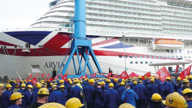 1300 Meyer-Leute streiken vor der Werft