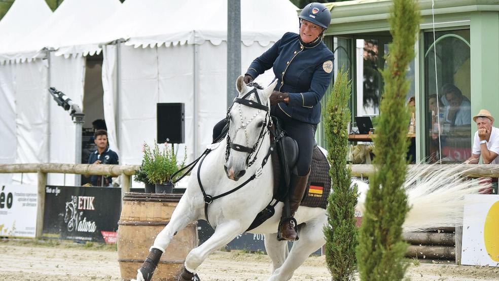 Anette Jauch war bei der Weltmeisterschaft in Frankreich im Juli dabei, wo dieses Foto entstand. Sie gehört auch zum Working Equitation Team Ostfriesland.  © Foto: Graffenberger/privat