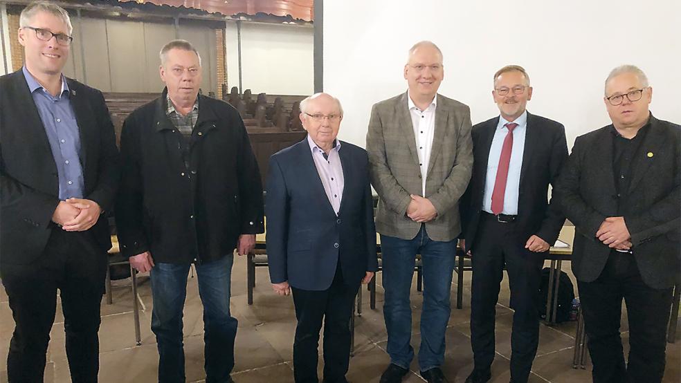 Klinikum Leer gGmbH-Geschäftsführer Holger Glienke (rechts) blickte gemeinsam mit (von links) dem 2. Vorsitzenden des Krankenhausvereins, Heiko Abbas, Vereinsmitglied Helmut Plöger, 1. Vorsitzender Jakobus Baumann, Klinikum-Chefarzt Dr. Hans-Georg von Wysiecki, und Schriftfürer Bernd Lindemann auf das Jahr 2022 zurück.  © Foto: Busemann 