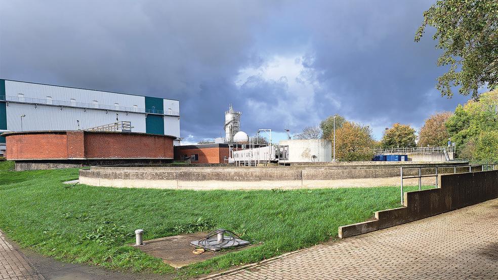 Nach der Reinigung des Abwassers im Klärwerk der Stadt Weener wird es bislang in die Ems eingeleitet. Obersielrichter Willem Berlin plädiert dafür, es stattdessen in das Buschfelder Sieltief oder in den Hafen zu befördern. Das Klärwerk (Bild) befindet sich am Emsdeich unmittelbar neben dem Buschfelder Sieltief und in direkter Nachbarschaft des Papierwerks Klingele, das für seine Produktion viel Wasser benötigt.  © Szyska