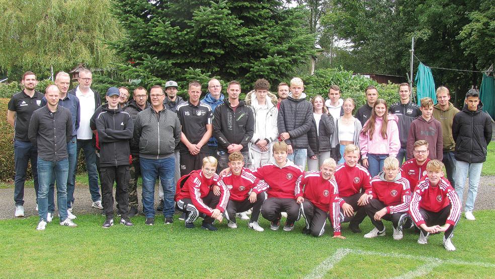 Kristian van Vügt, Jan Lammers vom Kreis-Schiedsrichterausschuss, Peter Bartsch vom Stadtsportbund Emden und Prüfer Matthias Olthoff (von links) freuten sich über 24 neue Schiedsrichter aus dem in Emden gestarteten Pilotlehrgang sowie über fünf weitere Neulinge aus einem parallel durchgeführten Lehrgang in Blomberg-Neuschoo.  © Foto: privat