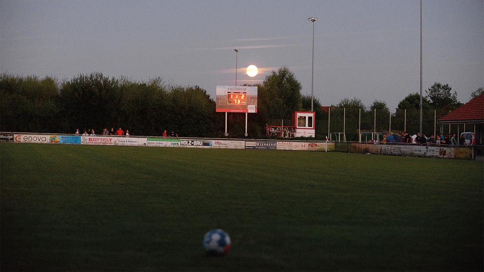 Flutlicht ist in der dunklen Jahreszeit im Fußball unabdingbar - Kosten hin oder her. Gegen Pewsum war es in Bunde am 10. August ausgefallen - das Spiel musste unterbrochen werden.  © Foto: Born