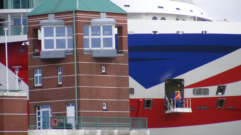 Das neue Kreuzfahrtschiff Arvia passierte am Samstag gegen 14.30 Uhr die Jann-Berghaus-Brücke bei Bingum. © Szyska