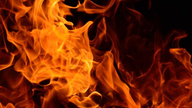 Autos gehen in Flammen auf