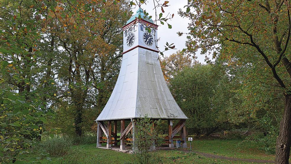 Seit Juli 2010 steht der »Hesse-Toorn« etwas versteckt im Eingangsbereich des Hesseparks in Weener.  © Foto: Szyska