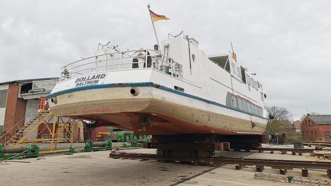 Dollart-Fähre auf dem Trockenen