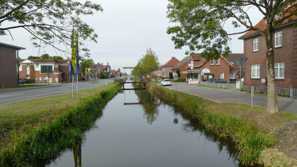 Immer wieder sitzen Angler an der Nordseite des Rajens und gehen ihrem Hobby nach. Am Sonntag ist ein 63 Jahre alter Angler aus bislang unbekannten Gründen ins Wasser gestürzt. Ein Ersthelfer zog den Angler ans Ufer. Das Opfer musste reanimiert werden.  © Archiv