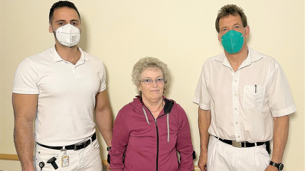 Oberarzt Mohannad Alsulaiman, Patientin Hanne Zwik und Chef­arzt Dr. med. Raimund Ulitzka freuen sich über die erfolgreiche Operation.  © Foto: Klinikum Leer