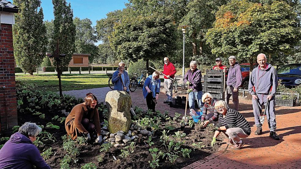 Viele fleißige Hände waren bei der Pflanzaktion der evangelisch-lutherischen Petruskirchengemeinde Loga am Werk.  © Foto: Dübbel