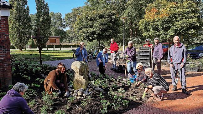 Fleißige Hände für mehr Artenvielfalt in den Kirchengemeinden