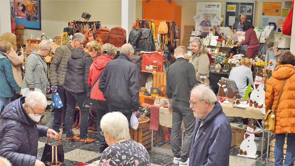 120 Aussteller zeigten ihre Kunst an zwei Tagen in der Emsschule.  © Fotos: Ammermann