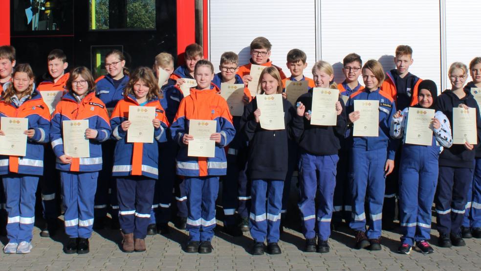 Die 21 Absolventen der Jugendfeuerwehren aus dem Weeneraner Stadtgebiet der Jugendflamme mit (von rechts) Stadtbrandmeister Jörg Fisser und der stellvertretenden Stadtjugendfeuerwehrwartin Jannette Reinders.  © Foto: Rand