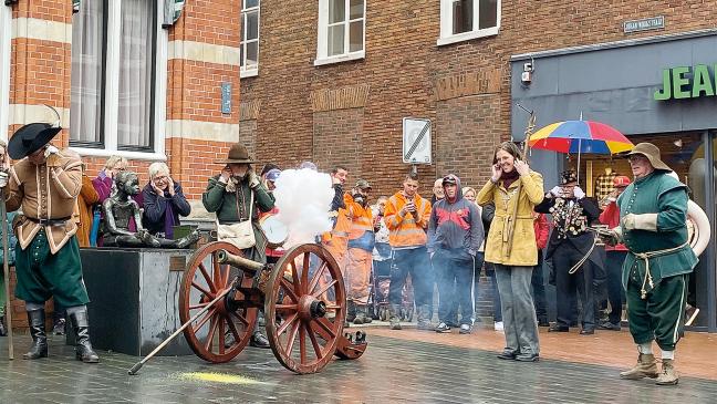 Adrillenmarkt startet mit Kanonenknall und Erbsensuppe
