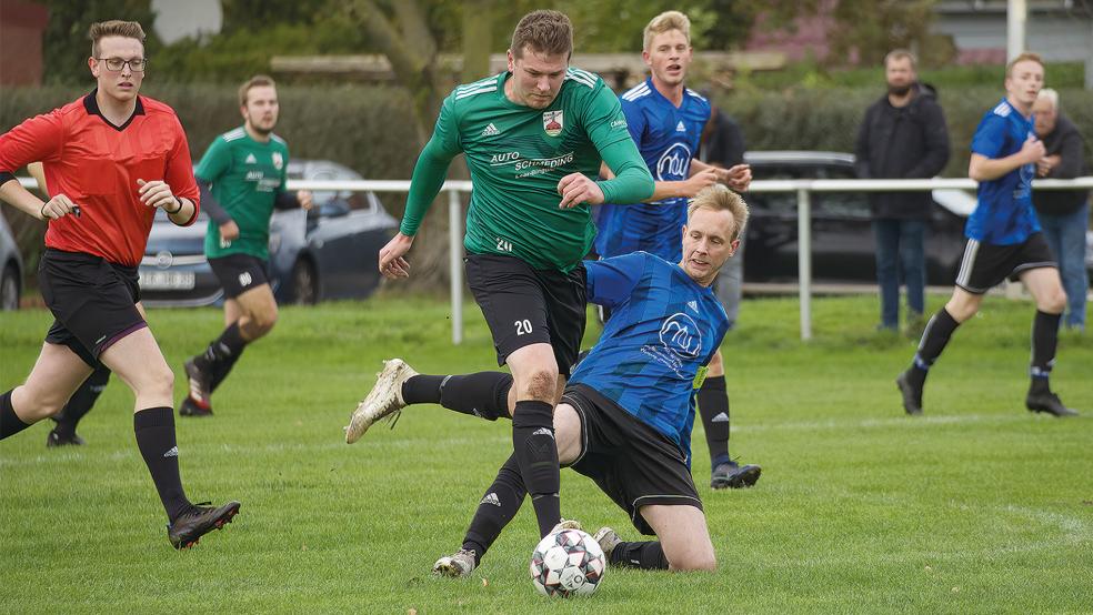 Steffen Sonnenberg (am Ball) erzielte gegen Ditzumerverlaat/Ditzum und Dirk Geuken das 0:2.  © Foto: Zuidema