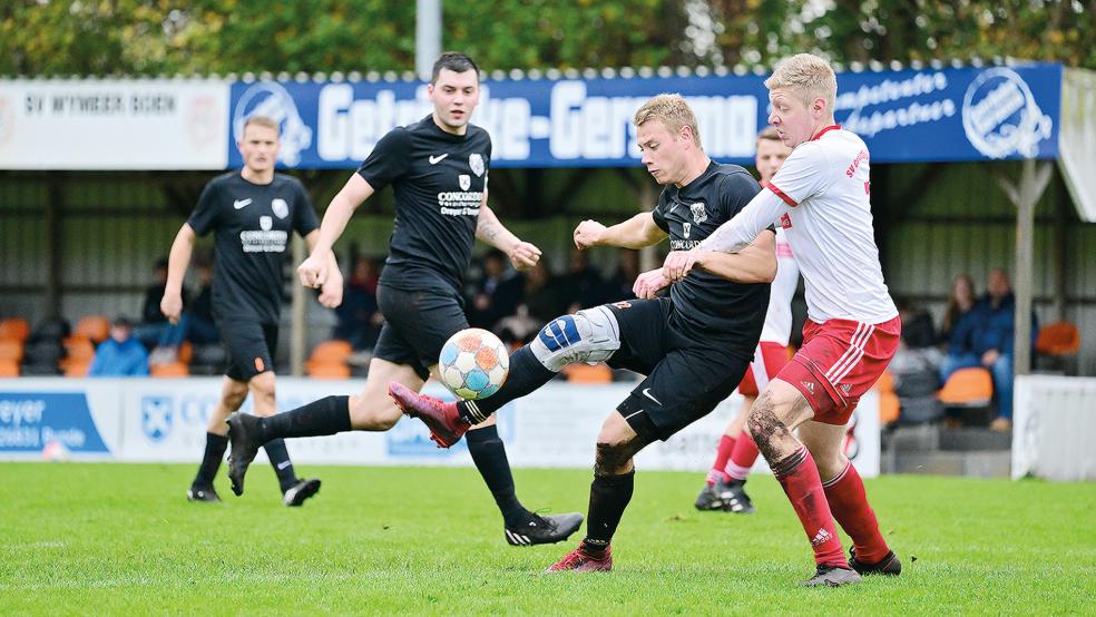 Concordia Ihrhove II konnte Malte Maas (am Ball) nicht kontrollieren. Er erzielte fünf Tore, von denen sein Bruder Marvin Maas (links im Hintergrund) drei auflegte.  © Fotos: Bruins