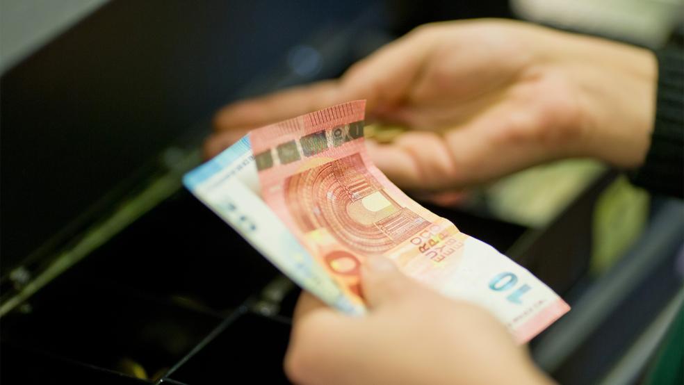 Die Täterin lenkte die Kassiererin beim Bezahlen ab und bediente sich am Wechselgeld.  © Symbolfoto: dpa