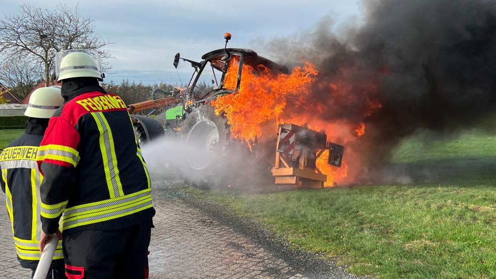 Mithilfe eines C-Rohres und einem Schaumangriff konnten die Flammen von einem unter Atemschutz vorgehenden Trupp schnell abgelöscht werden. © Pascal Coordes (Feuerwehr)