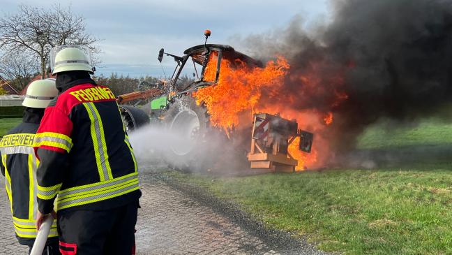 Traktor brennt lichterloh