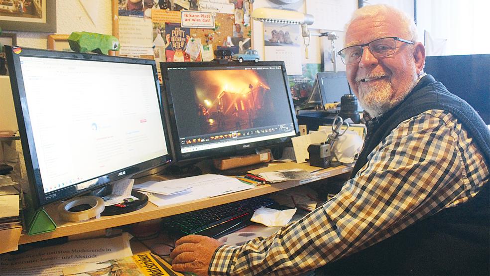 Top ausgestattet schreibt Bodo Wolters heutzutage seine Texte für die RZ. Auf dem rechten Bildschirm ist ein Foto des Jemgumer Kirchenbrandes von 2004 zu sehen.  © Foto: Berents
