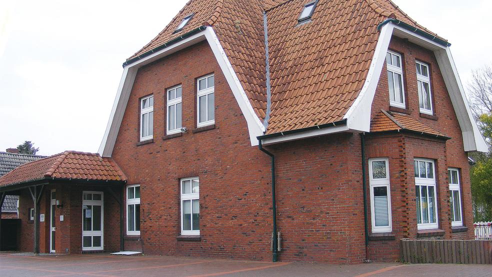 Das Gebäude an der Hofstraße in Jemgum, in dem sich die Praxis von Dr. Uwe Ebens befindet, gehört der Gemeinde. Der Internist ist dort seit Oktober 2016 als Hausarzt tätig.  © Foto: Szyska