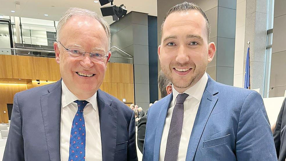 Strahlen beim Einstand um die Wette: Der wiedergewählte Niedersächsische Ministerpräsident Stephan Weil und »Landtags-Neuling« Nico Bloem aus Tichelwarf.  © Foto: privat