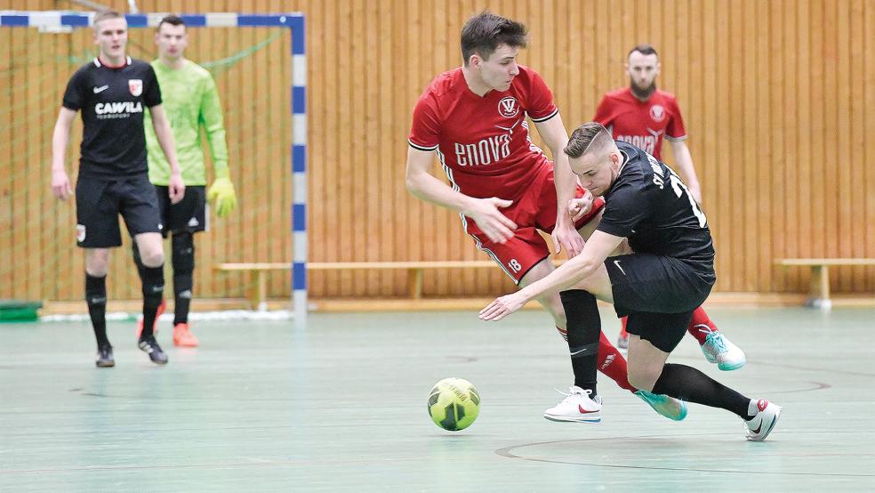 Bezirksligist TV Bunde und der SV Nortmoor trafen 2019 bei der bislang letzten Hallenkreismeisterschaft in Leer aufeinander. Eine erneute Begegnung ist auch 2022 in Hesel möglich.  © Foto: Bruins