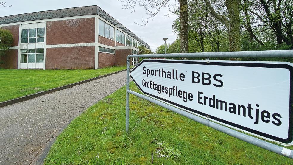 In der Sporthalle der Berufsbildenden Schulen in Leer werden die Flüchtlinge aus der Ukraine registriert.  © Foto: Hanken/Archiv