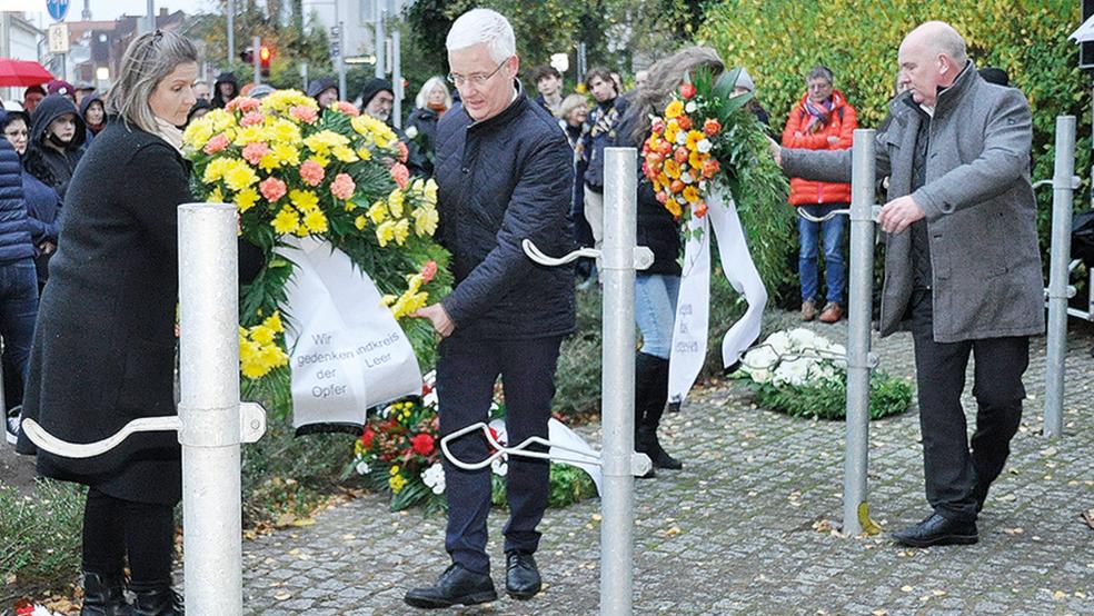 Der Leeraner Landrat Matthias Groote legt einen Kranz im Gedenken an die Opfer der Pogromnacht nieder.  © Foto: Wolters
