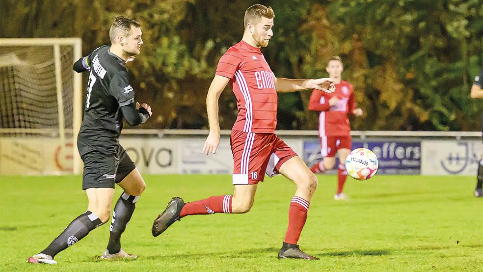Renke Haken (rechts) machte ein gutes Spiel und sorgte auch dafür, dass Bezirksliga-Toptorjäger Hauke Specht (links) ohne Torerfolg blieb. In der 79. Minute flog Haken jedoch vom Platz.  © Foto: Bruins
