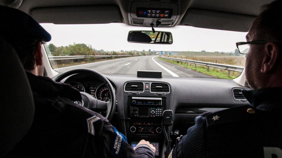 Beamte der Bundespolizei stellten bei Fahrzeugkontrollen im Rheiderland mehrere Verstöße gegen das Waffengesetz fest. © Archiv
