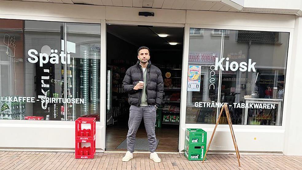 Miran Khalel vor dem Eingang zu »Buddy’s Kiosk« in der Mühlenstraße 35 in Leer: Der 29-jährige Student des Bauingenieurwesens betreibt den ersten »Späti«-Kiosk im Kreisgebiet.  © Foto: privat