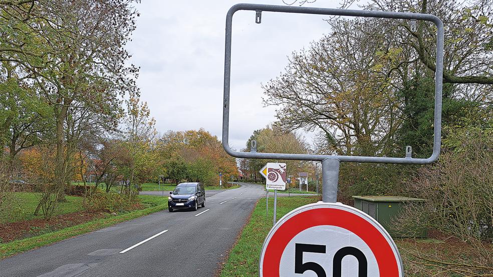 Nur ein leerer Rahmen: Das Ortsschild von Ditzum an der Molkereistraße aus Richtung Pogum kommend wurde entwendet.  © Foto: Szyska