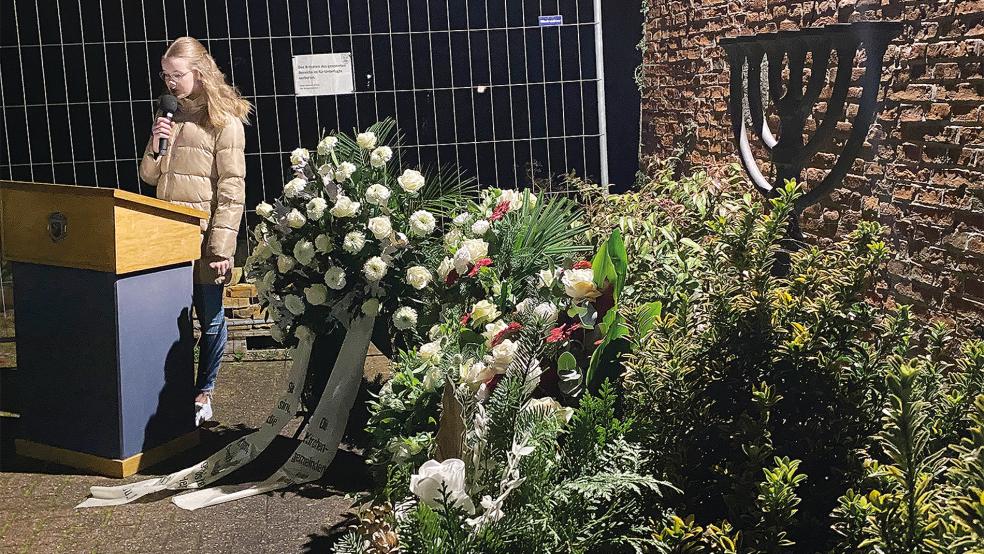 Konfirmanden der reformierten Kirchengemeinde Möhlenwarf verlasen diesmal die Namen getöteter Juden aus Weener an der Menora-Gedenkstätte. Zuvor hatten hier Parteien, Vereine und die Stadt Kränze niedergelegt.  © Foto: Hanken