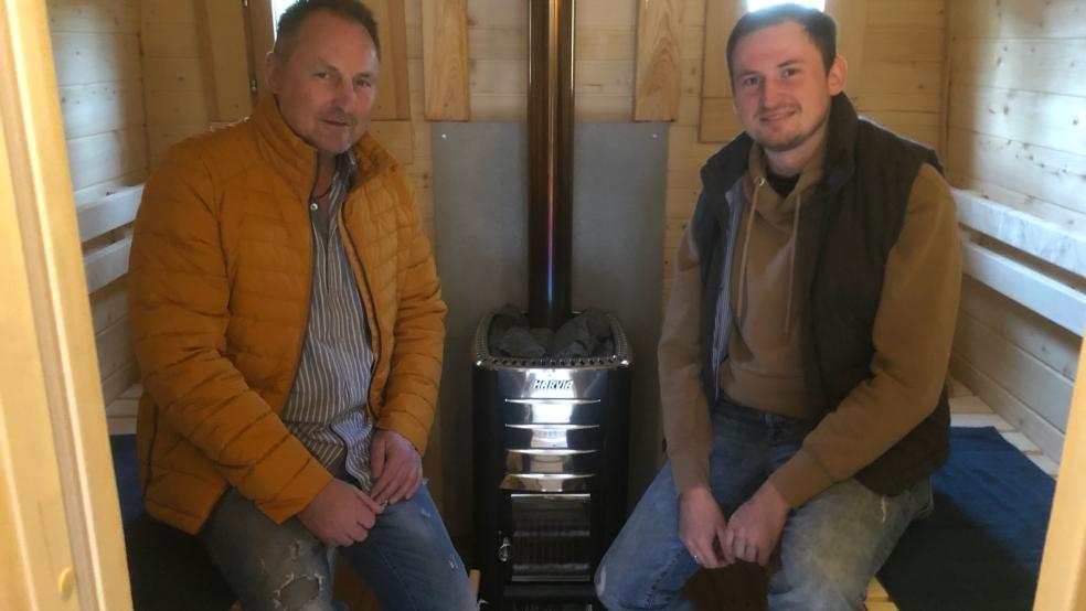 Gerold und Thomas Cassens vermieten seit diesem Frühjahr eine mobile Sauna. © Busemann