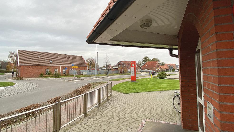 Vis-à-vis der jetzigen Filiale will die Sparkasse eine neue Geschäftsstelle in Möhlenwarf errichten. Das Geschäftshaus auf der anderen Seite wird demnächst abgerissen.  © Foto: Hanken