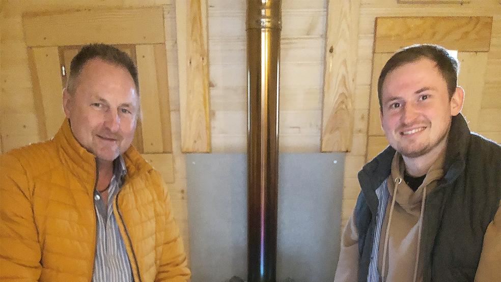 Gerold und Thomas Cassens vermieten seit diesem Frühjahr eine mobile Sauna.  © Foto: Busemann