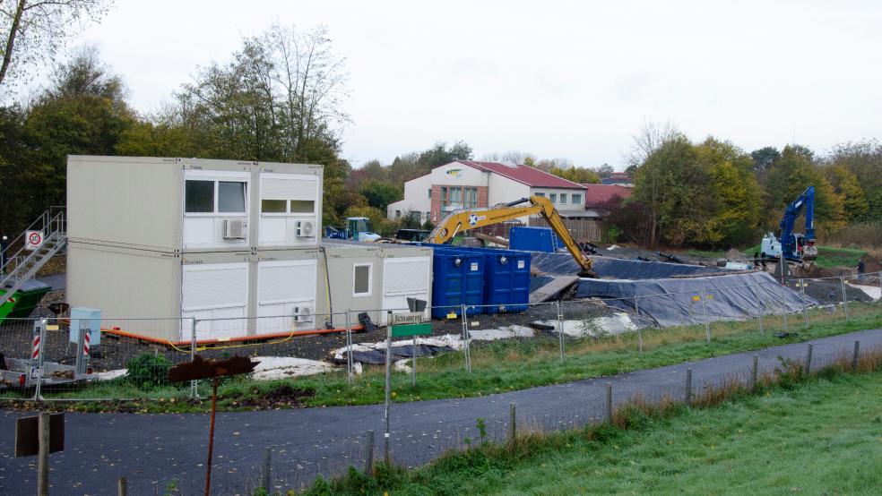 Der Haushaltsausschuss des Bundestages hat die Mittel für den Neubau der Friesenbrücke bewilligt. Das Foto zeigt die Baustellen-Einrichtung auf Weeneraner Ems-Seite. Hier wird ein Düker die Versorgungsleitungen der Brücke unter die Ems durchführen.  © Hanken