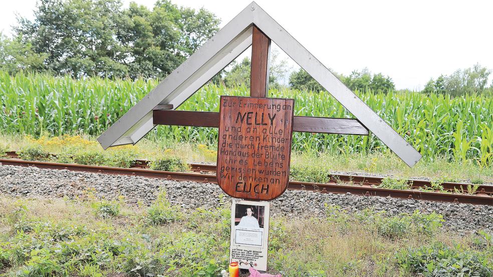 An der Eschstraße zwischen Strücklingen und Ramsloh wurde Christina Nytsch von Ronny Rieken in ein Auto gezerrt und entführt. Ein Gedenkkreuz erinnert an »Nelly«, wie das Mädchen genannt wurde.  © Foto: Passmann