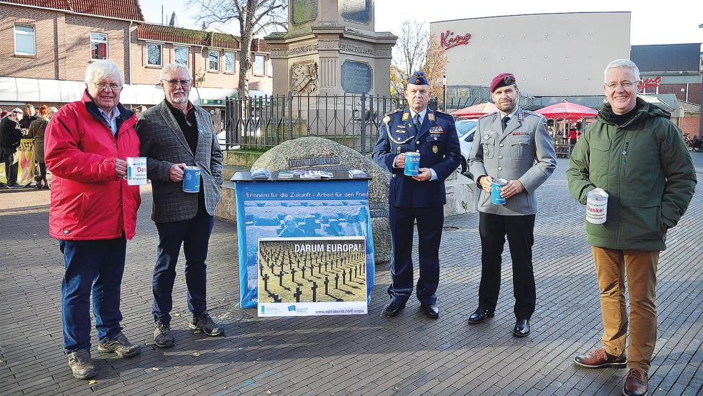 Für die Arbeit des Volksbundes sammelten jetzt in der Leeraner Innenstadt: (von links) Kreisgeschäftsführer Folkert Laupichler, der stellvertretende Bürgermeister Bruno Schachner, Oberstabsfeldwebel Pascal Burger, Oberstleutnant Brinkmann und Landrat Matthias Groote als Vorsitzender der Kreisgruppe Leer des Volksbundes.  © Foto: Wolters