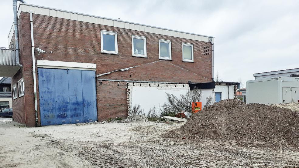 Der Abbruch des altes Feuerwehrhauses am Leege Weg in Bunde lässt weiter auf sich warten. In der kommenden Woche soll es aber soweit sein.  © Foto: Berents