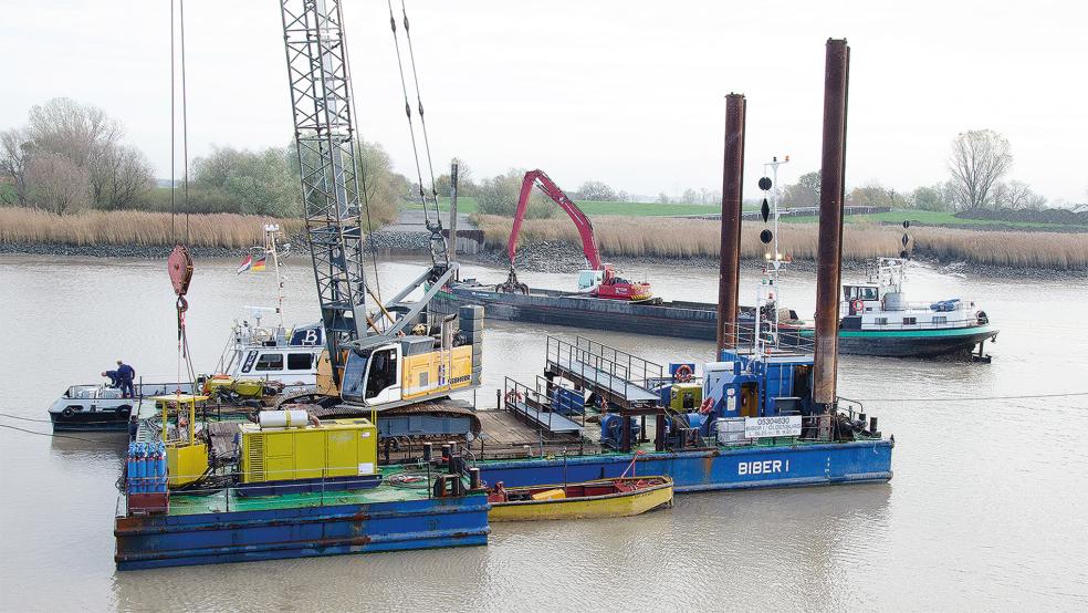 Arbeiten im Fluss: In der Ems vor Weener liefen am Donnerstag die Vorbereitungen für den Brücken-Neubau.  © Foto: Hanken