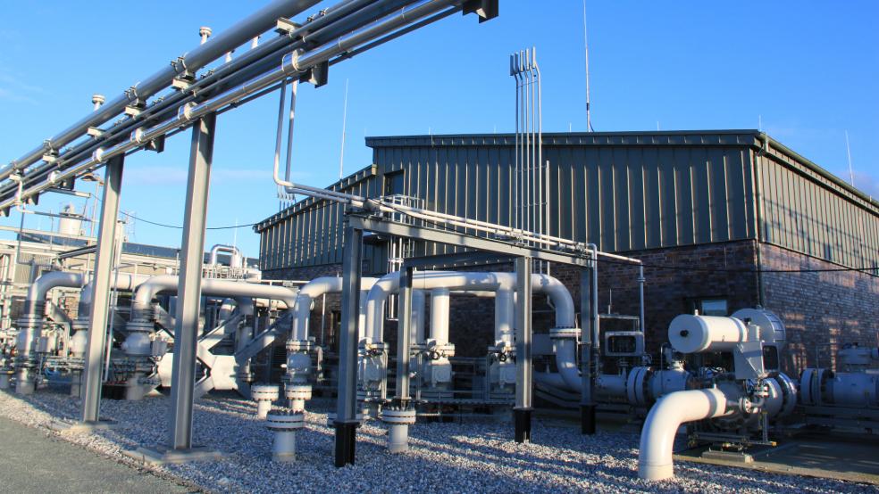 Der Eindruck, dass der Oldenburger Energieversorger die Sicherheitsmaßnahmen auf dem Speichergelände in Jemgumkloster verschärft hat, trügt nicht.  © EWE (Symbolfoto)