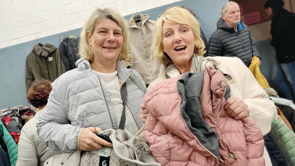 Elke Harms (links) und Gudrun Brandt fanden Jacken für Herbst und Winter.  © Foto: Himstedt