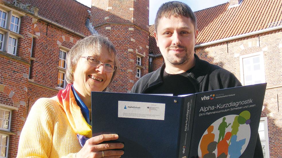 Vor der Haneburg in Leer: Zusammen mit VHS-Fachbereichsleiter Carsten Löning möchte Theresia Sommer aus Weener funktionalen Analphabeten ihre Lernchancen aufzeigen. Anhand der Statistiken der »Alpha-Studie« der Universität Hamburg dürfte es im Landkreis Leer etwa 15.000 Betroffene im erwerbsfähigen Alter zwischen 18 und 64 Jahren geben.  © Foto: Szyska