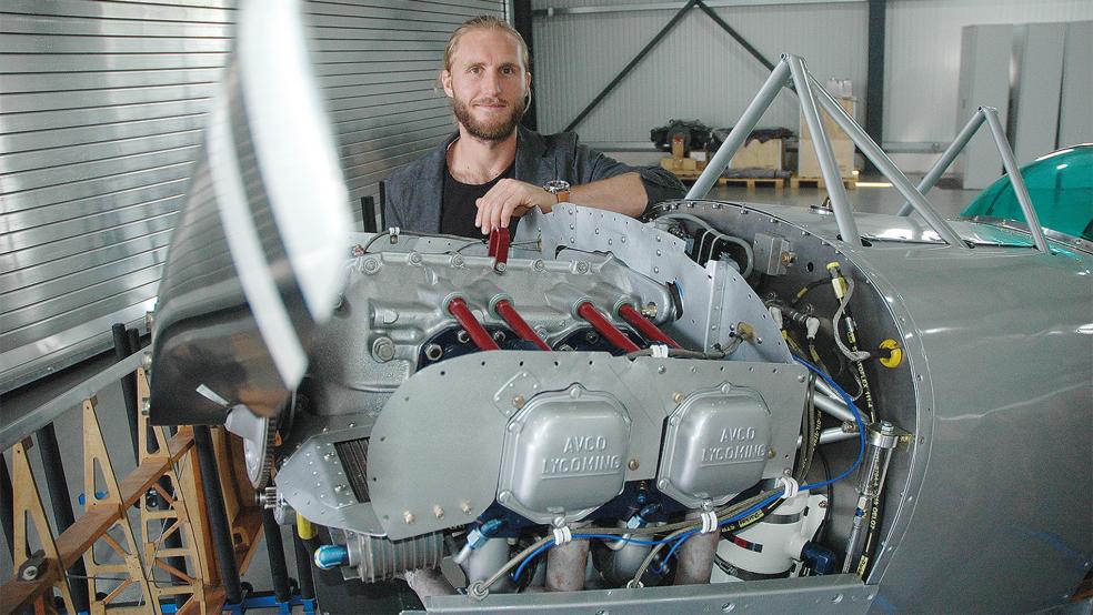 Adrian Schmer und sein Team der Flugwerft »Hangar 1« sind Spezialisten für Flug-Oldtimer, Avionik und Turbinentriebwerke und arbeiten an der E-Mobilität für Flugzeuge.  © Foto: Szyska