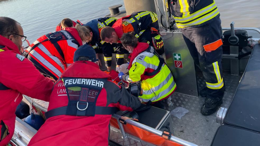 Einsatzkräfte versorgen einen Patienten auf der Ems.  © Feuerwehr